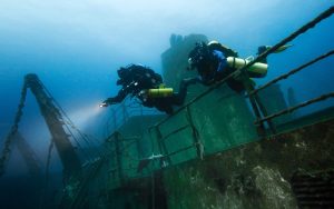 Nurkowie techniczni z latarkami nad pokładem wraku – kurs PADI TEC 45 w LongDeco